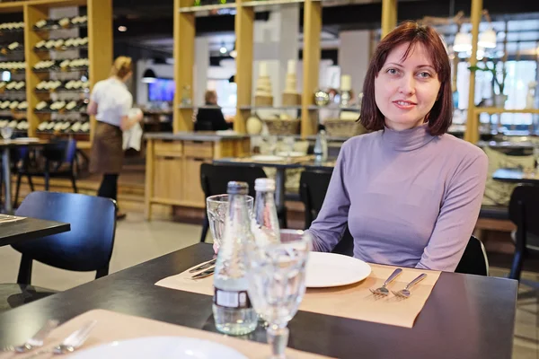 Vrouw in het restaurant — Stockfoto