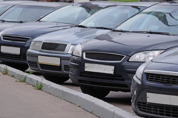 Coches en un aparcamiento en la ciudad — Foto de Stock