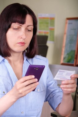 Sekreter kadın telefon ile