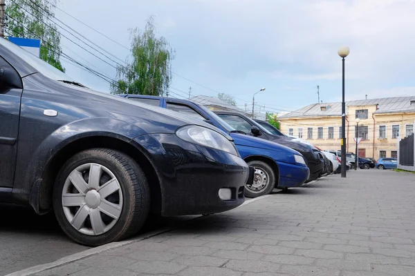 Zaparkovaná vozidla na parkovišti — Stock fotografie