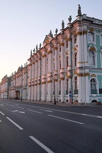 Gebouw van het Winterpaleis in Sint-Petersburg — Stockfoto