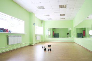 Bir spor salonunun içinde.