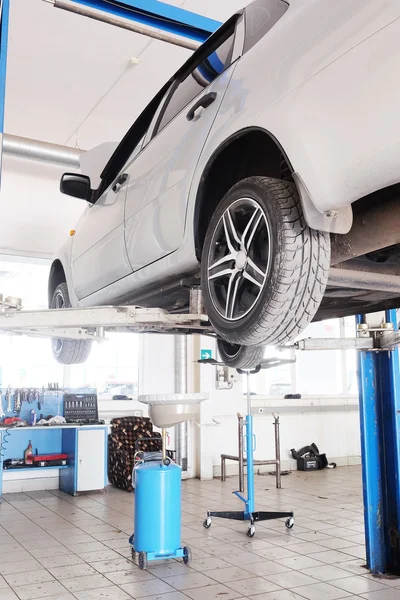 Interno della stazione di riparazione auto a Kaluga — Foto Stock