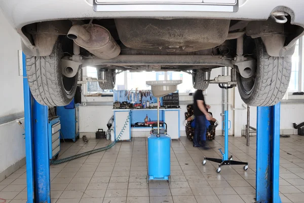 Interior da estação de reparação de automóveis em Kaluga — Fotografia de Stock