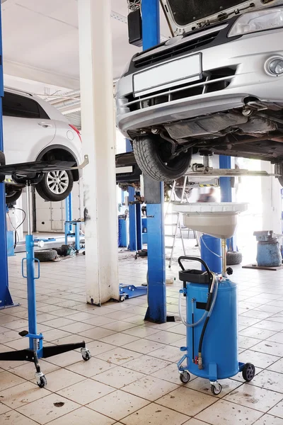 Interior of  car repair station in Kaluga — Stock Photo, Image