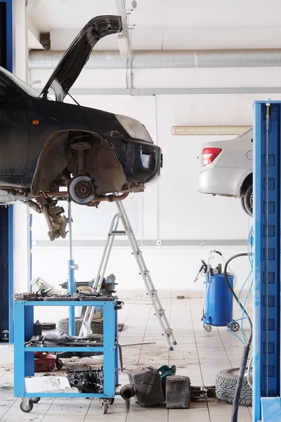 Interno della stazione di riparazione auto a Kaluga — Foto Stock