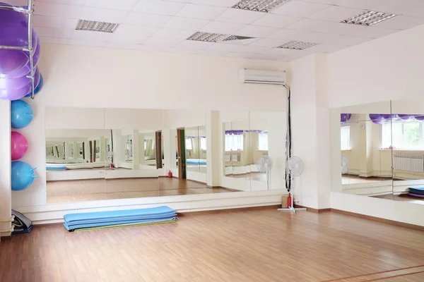 Intérieur d'une salle de fitness — Photo