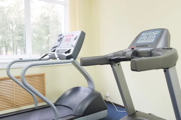 Treadmill di fitness hall gym — Stok Foto