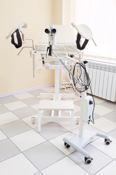 Гінекологічне крісло в гінекологічній кімнаті — стокове фото