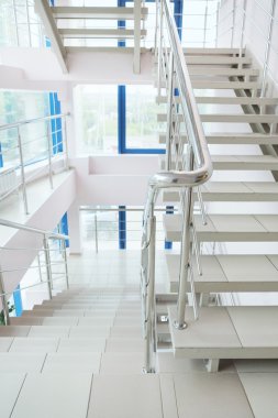 Modern binada merdiven