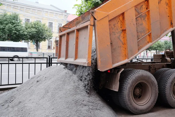 Dumper häller ut cement på reparerade trottoaren — Stockfoto