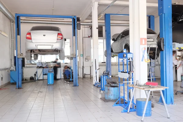 Interior de uma estação de reparação de automóveis em Kaluga — Fotografia de Stock