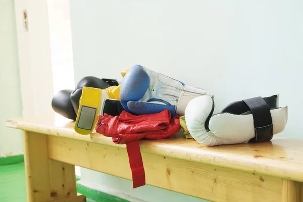 Bokshandschoen voor beginners op tafel — Stockfoto