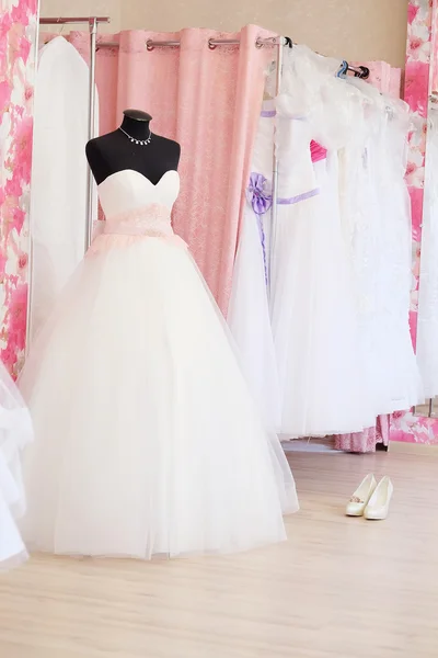 Vestido de novia en la sala de exposición — Foto de Stock