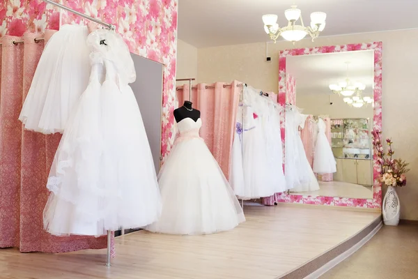 Vestidos de novia en una sala de exposición —  Fotos de Stock