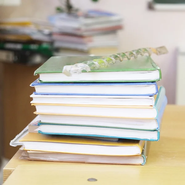 Школьные книги на столе — стоковое фото