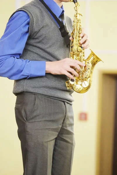 Performer plays a saxophone during a concert — Stock Photo, Image