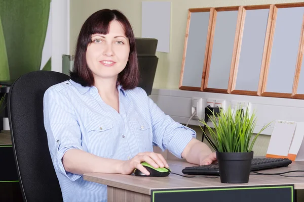 Sekreter kadın iş yerinde — Stok fotoğraf