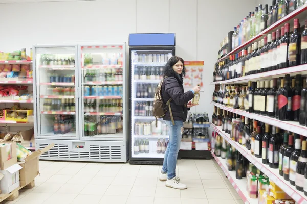 Femme choisissant une les puces dans le supermarché — Photo