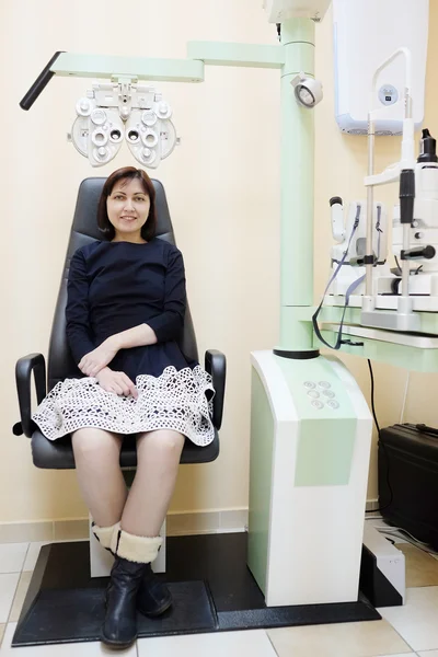 Femme assise pendant l'examen des yeux — Photo