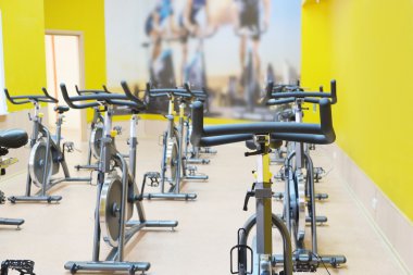 Bir spor salonunun içinde.