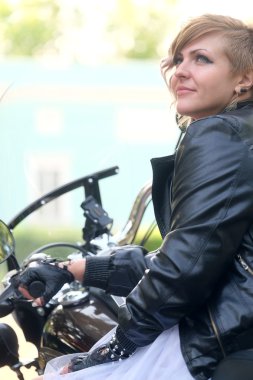Toplum kurallarına uymayan bir motosikletçi portresi