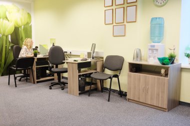 Modern bir ofisin içinde.