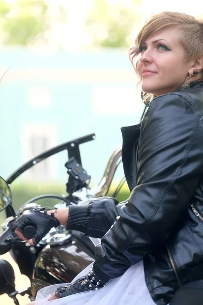 Портрет нонконформиста-мотоциклиста — стоковое фото