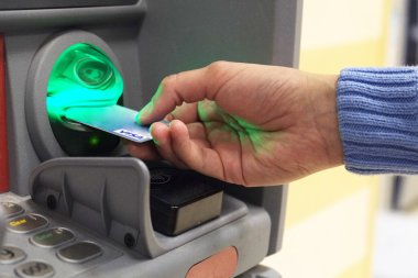 Kredi kartı bir Atm içinde