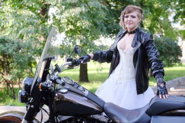 Toplum kurallarına uymayan bir motosikletçi portresi