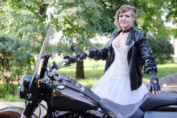 Retrato de um motociclista não conformista — Fotografia de Stock