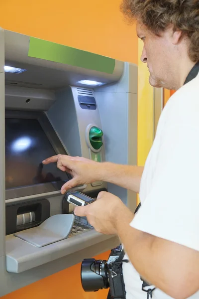 Man withdraws money from the ATM — Stock Photo, Image