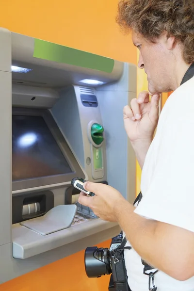 Hombre retira dinero del cajero automático — Foto de Stock