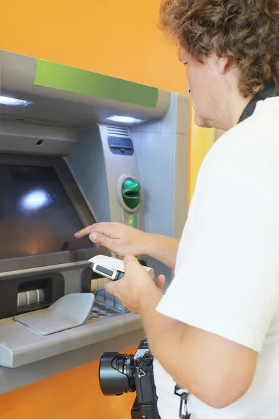 Man withdraws money from the ATM — Stock Photo, Image