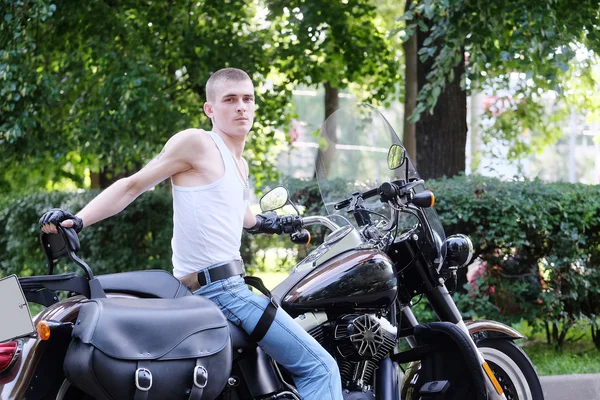 Retrato de um motociclista não conformista — Fotografia de Stock