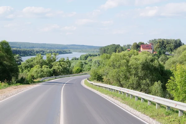 Landschaft mit Landstraße — Stockfoto