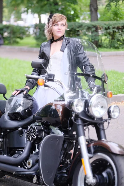 Portret nonkonformista motocyklista — Zdjęcie stockowe