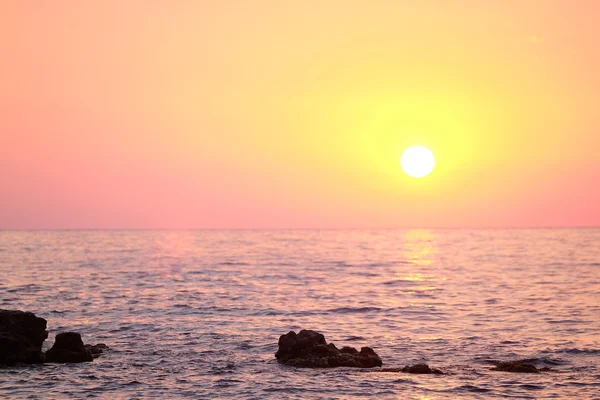 Paisaje con puesta de sol de mar — Foto de Stock