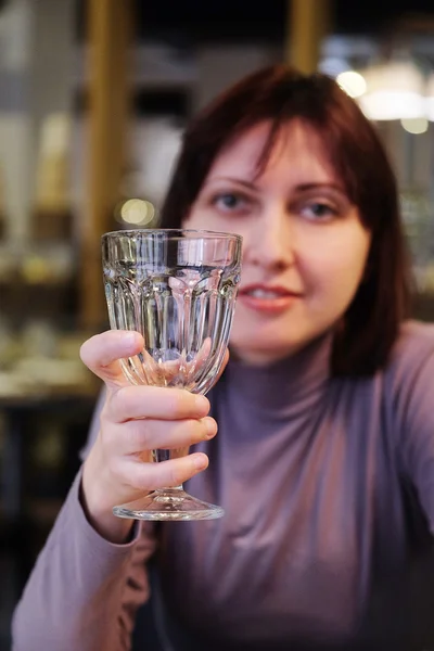 Femme tenant un verre vide dans le restaurant — Photo