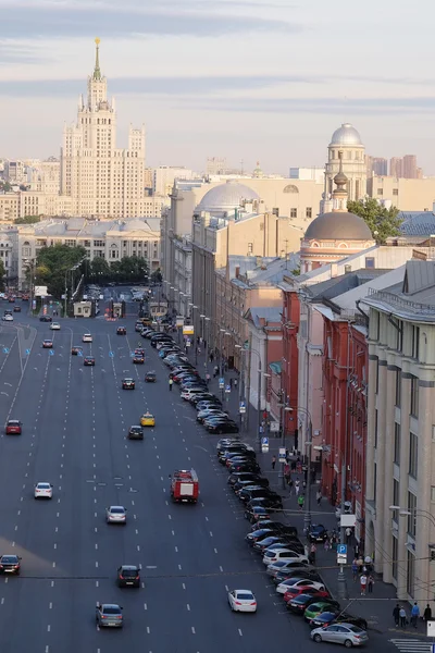 Soirée Moscou avec immeuble de grande hauteur — Photo