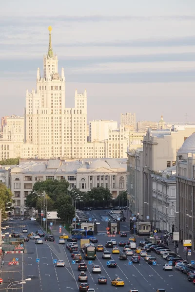 Soirée Moscou avec immeuble de grande hauteur — Photo