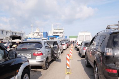 Rusya, Kafkasya bağlantı noktası, 14 Temmuz 2015: arabalar yüzlerce sırayla bir feribot Kerç Boğazı yoluyla Rus bağlantı noktası Kafkasya'dan Kırım için toplandı. Beklenti son uzun saatler için