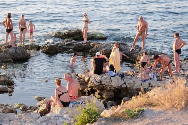 Tatilcilerin yıkanmak Karadeniz üzerinde