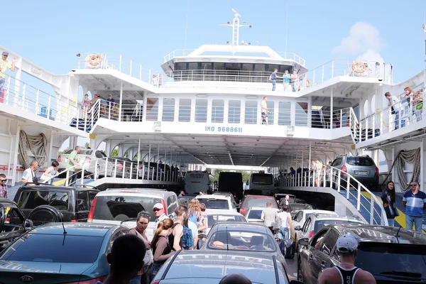 Rusia Puerto Del Cáucaso Julio 2015 Coches Ferry Transportándolos Través —  Fotos de Stock