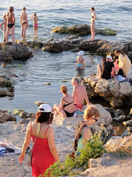Vacationers bathe on Black Sea — Stock Photo, Image