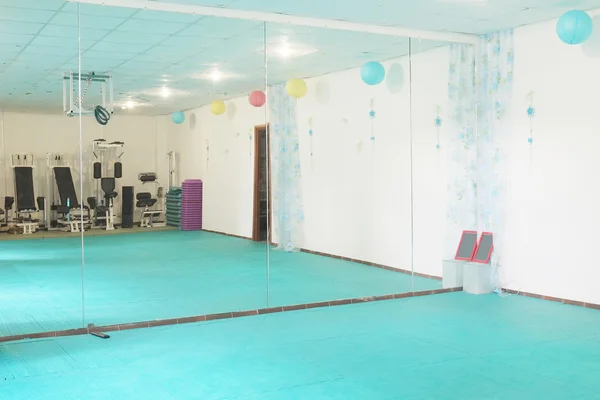 Interior de uma sala de fitness — Fotografia de Stock