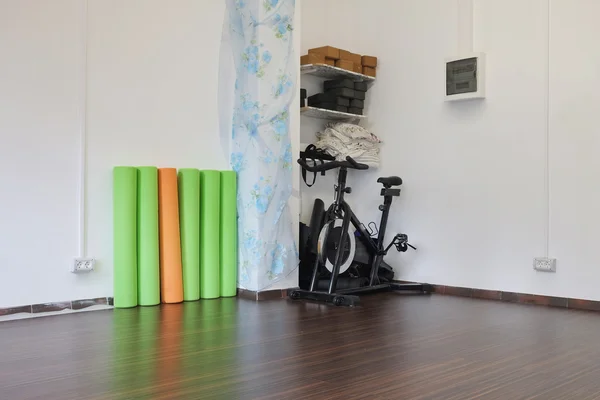 Interior de uma sala de fitness — Fotografia de Stock