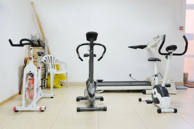 Bir spor salonunun içinde.