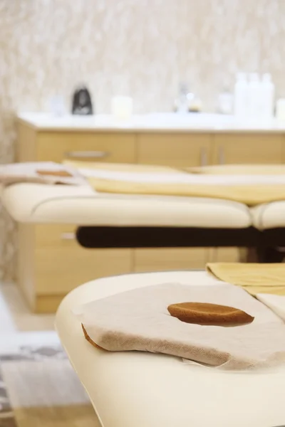 Інтер'єр масажної кімнати в спа-центрі — стокове фото