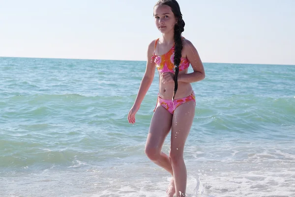 Les enfants jouent dans un surf de mer — Photo